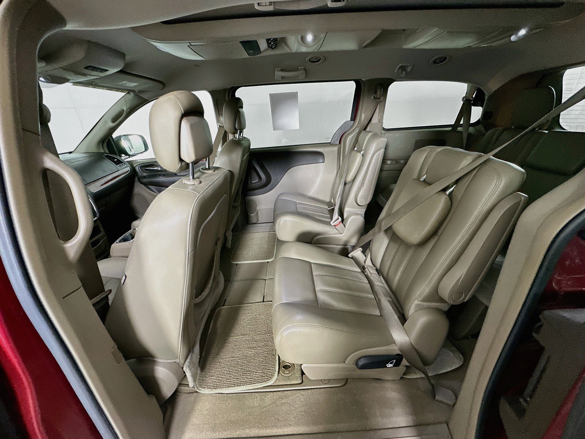 Used 2016 Chrysler Town & Country Touring FWD image 24