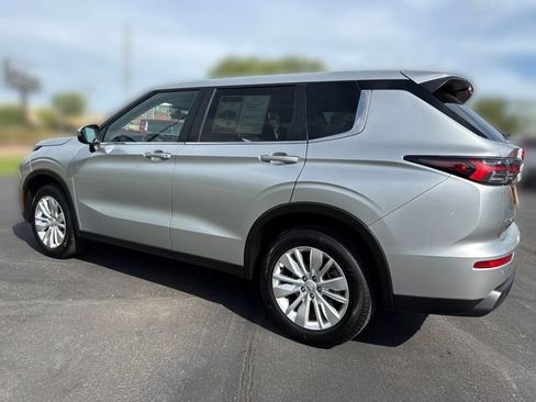 Used 2025 Mitsubishi Outlander ES AWD/4WD image 3