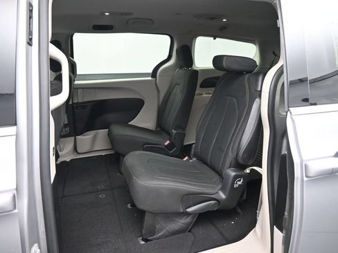 Used 2017 Chrysler Pacifica Touring FWD image 19