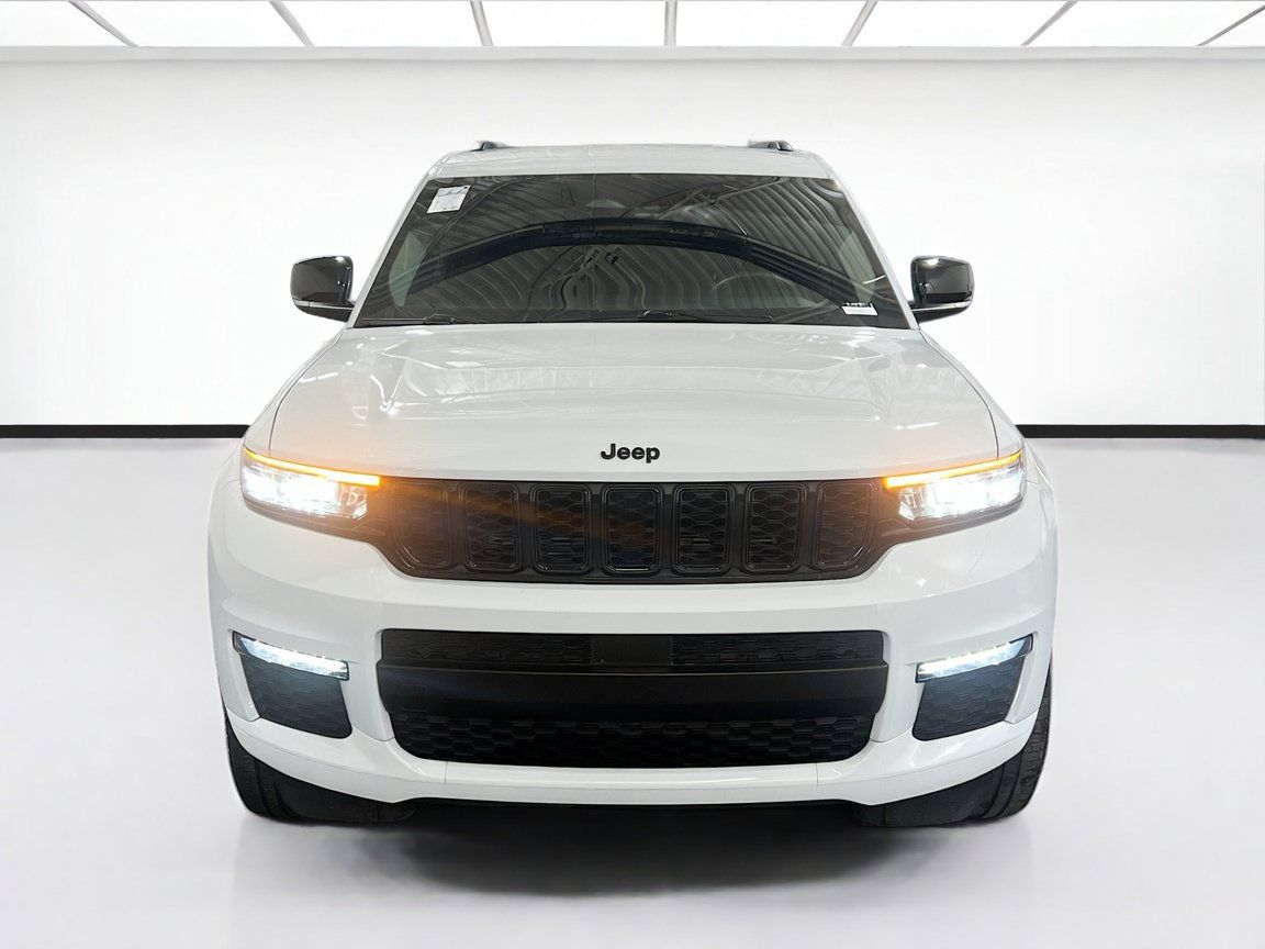 Used 2022 Jeep Grand Cherokee L Limited w/ Black Appearance Package AWD/4WD image 2
