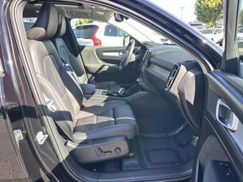 Certified 2025 Volvo XC40 B5 Plus w/ Protection Package Premier image 25