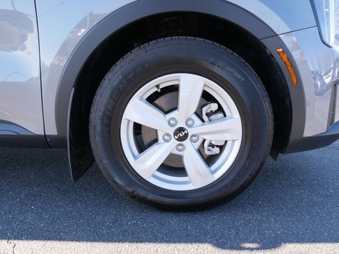 Used 2025 Kia Sorento LX image 12