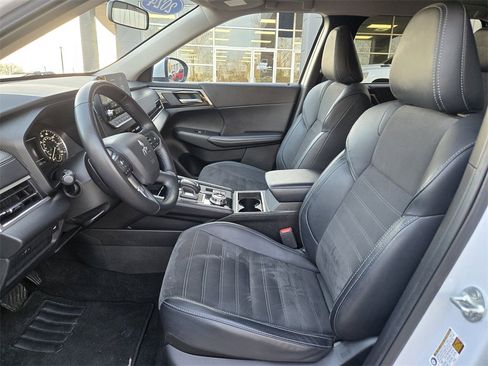 Used 2024 Mitsubishi Outlander SE image 6