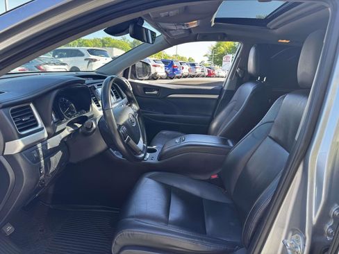 Used 2019 Toyota Highlander XLE AWD/4WD image 15