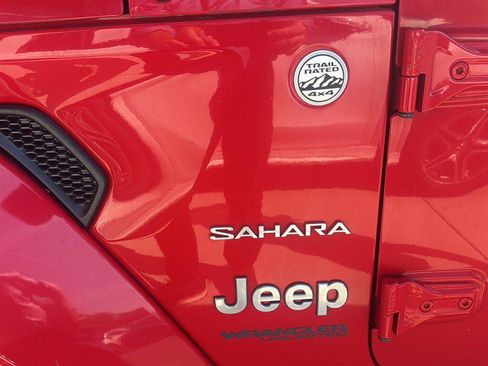 Used 2019 Jeep Wrangler Unlimited Sahara AWD/4WD image 6