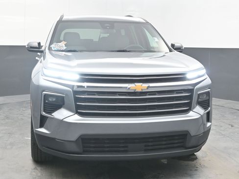Used 2025 Chevrolet Traverse LT image 3