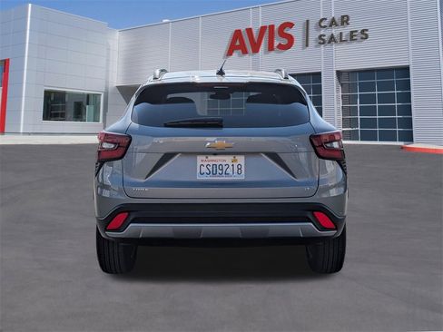 Used 2025 Chevrolet Trax LT w/ LT Convenience Package image 7