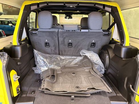 Used 2024 Jeep Wrangler Unlimited image 23