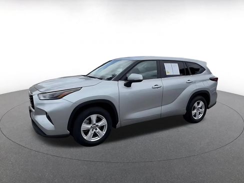 Used 2025 Toyota Highlander LE FWD image 6