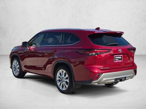 Used 2024 Toyota Highlander Limited FWD image 7