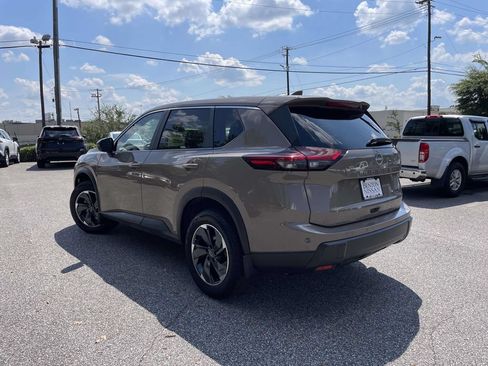 Used 2024 Nissan Rogue SV FWD image 4