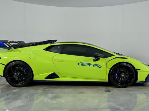 Used 2022 Lamborghini Huracan STO image 14