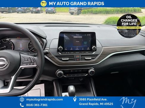 Used 2025 Nissan Altima 2.5 SV FWD image 19