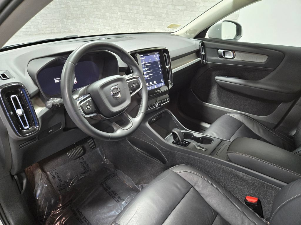 Used 2023 Volvo XC40 B5 Core w/ Climate Package AWD/4WD image 12