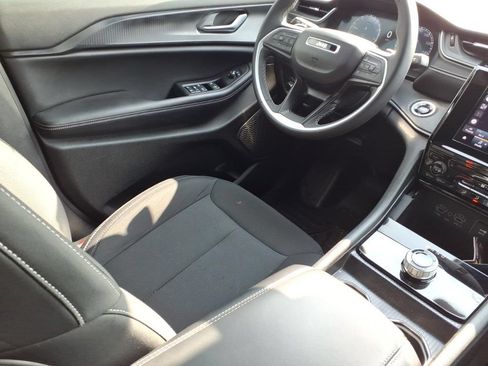 Used 2024 Jeep Grand Cherokee Laredo RWD image 9