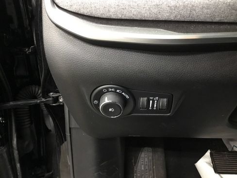 Used 2022 Jeep Compass Latitude w/ Sun and Sound Group AWD/4WD image 12