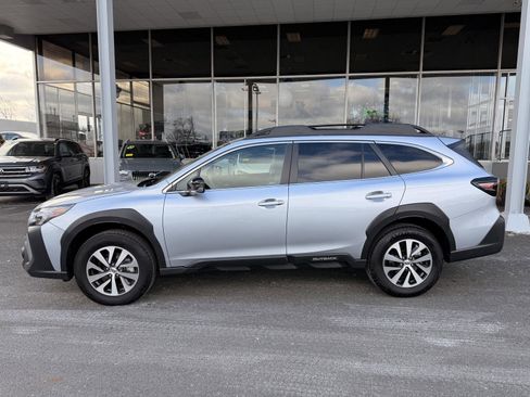 Certified 2025 Subaru Outback Premium image 2