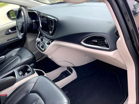 Used 2023 Chrysler Pacifica Touring-L FWD image 19
