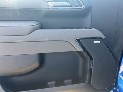 Used 2025 Chevrolet Silverado 1500 ZR2 w/ Technology Package image 9