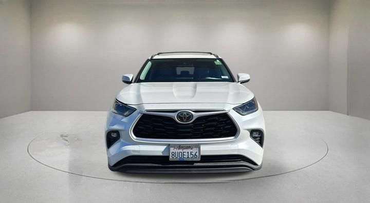 Used 2021 Toyota Highlander XLE FWD image 2