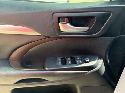 Used 2019 Toyota Highlander XLE image 19