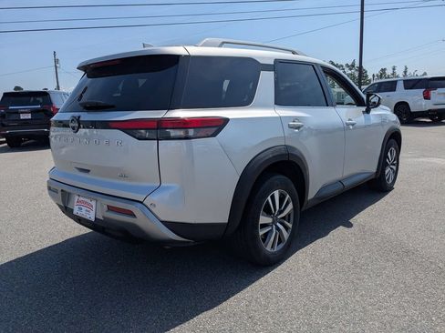 Used 2025 Nissan Pathfinder SL FWD image 4
