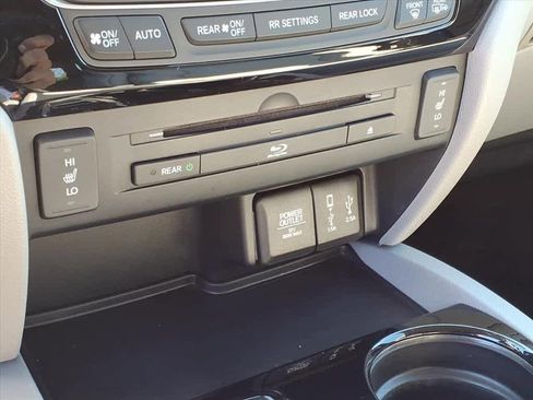 Used 2017 Honda Pilot Touring image 16