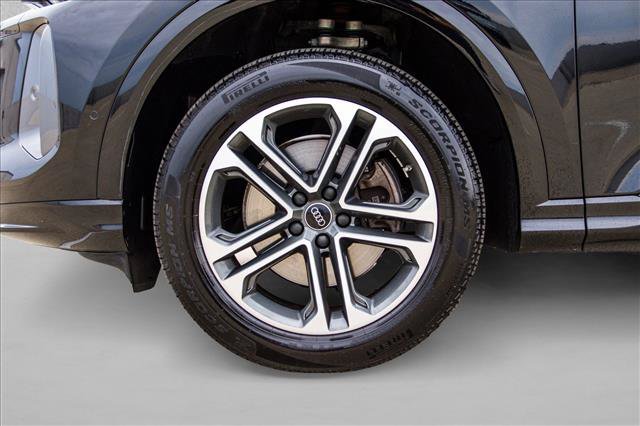 Certified 2025 Audi Q5 Premium w/ Convenience Package AWD/4WD image 9