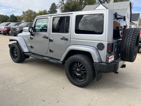 Used 2015 Jeep Wrangler Unlimited Sahara w/ Dual Top Group AWD/4WD image 12