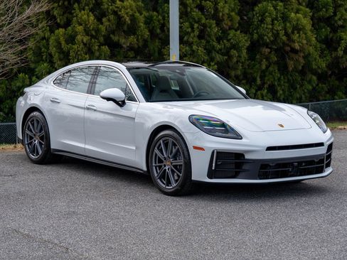 Certified 2025 Porsche Panamera 4 image 9