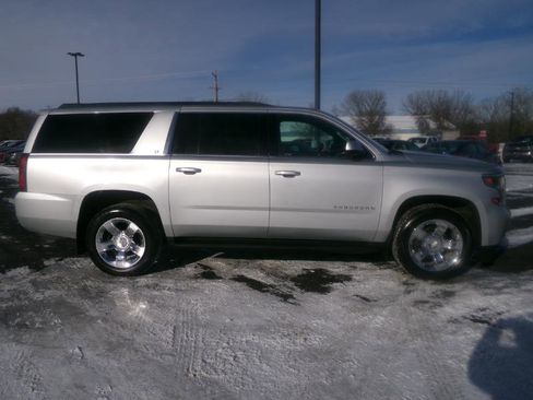 Used 2019 Chevrolet Suburban LT image 2