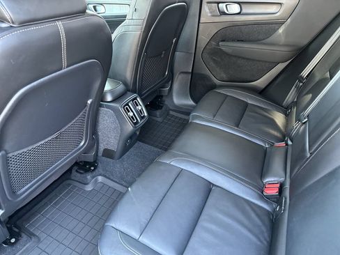 Used 2023 Volvo XC40 B4 Core w/ Convenience Package FWD image 11