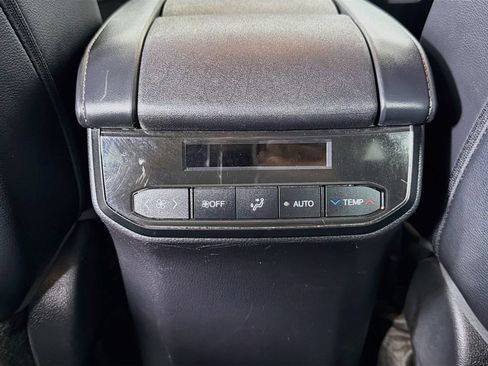 Used 2023 Toyota Highlander XLE AWD/4WD image 22
