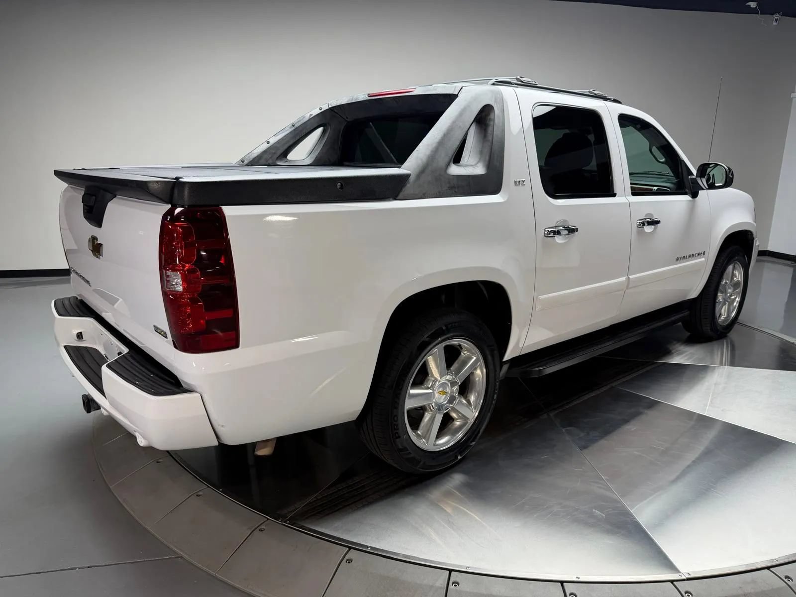 Used 2007 Chevrolet Avalanche LTZ w/ LTZ Preferred Equipment Group RWD image 2