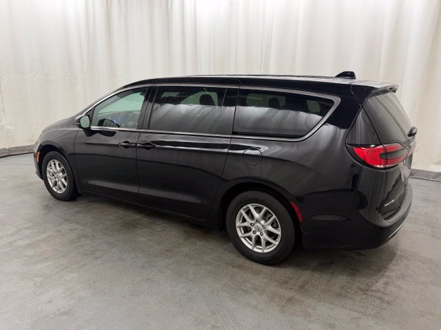 Used 2025 Chrysler Pacifica Select FWD image 4