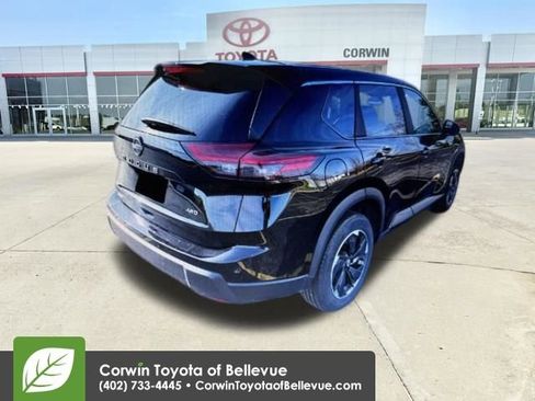 Used 2025 Nissan Rogue SV image 4