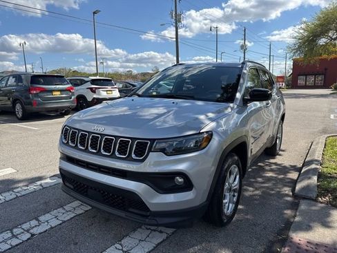 Used 2025 Jeep Compass Latitude image 4