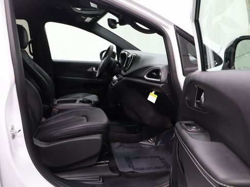 New 2026 Chrysler Pacifica Select image 15