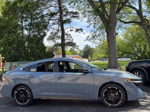 New 2026 Nissan Sentra SR w/ Floor Mat Package FWD image 5