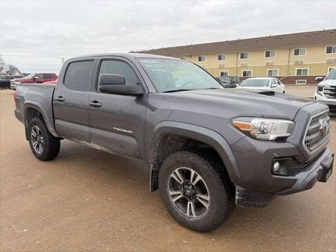 Used 2017 Toyota Tacoma TRD Sport w/ Tow Package (A/T) image 1