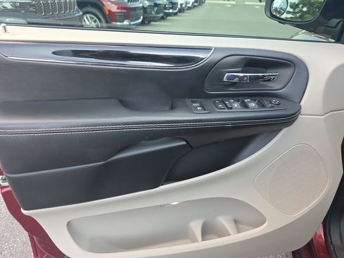 Used 2019 Dodge Grand Caravan SXT image 16