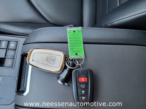 Used 2023 Toyota Highlander XLE image 32