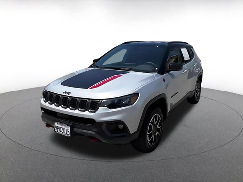 Used 2025 Jeep Compass Trailhawk AWD/4WD image 5