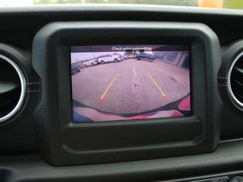 Used 2020 Jeep Wrangler Unlimited Sahara w/ Safety Group AWD/4WD image 23