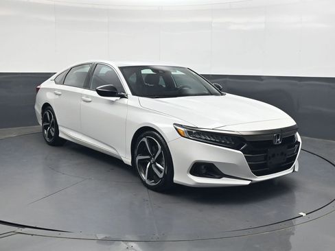 Used 2022 Honda Accord Sport image 2