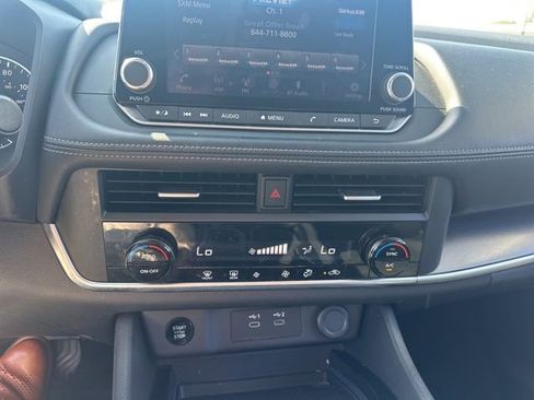 Used 2024 Nissan Rogue SV FWD image 11
