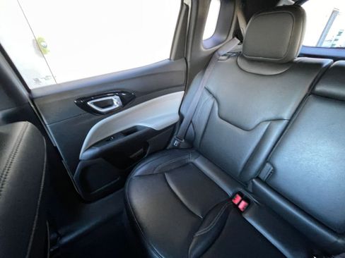 Used 2025 Jeep Compass Limited image 39