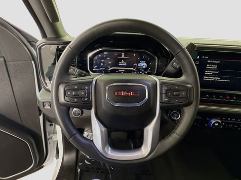 Used 2025 GMC Sierra 1500 Elevation image 13
