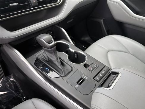Certified 2022 Toyota Highlander XLE image 21