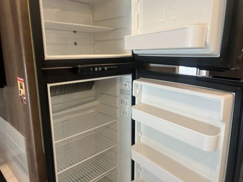 Used 2022 Ford E-450 and Econoline 450 Super Duty w/ Motorhome Prep Package image 57